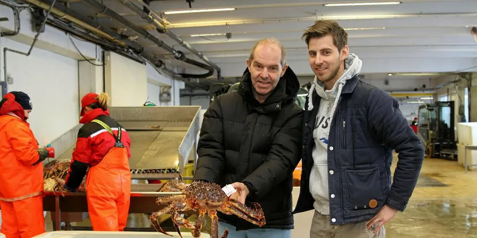 VERDIFULL: Bjørn Ronald Olsen og Erlend Johnsen på Storbukt fiskeindustri sier de får kjøpt mindre kongekrabbe enn de ønsker som følge av ordningen med mobile kjøpere.Foto: Arne Fenstad