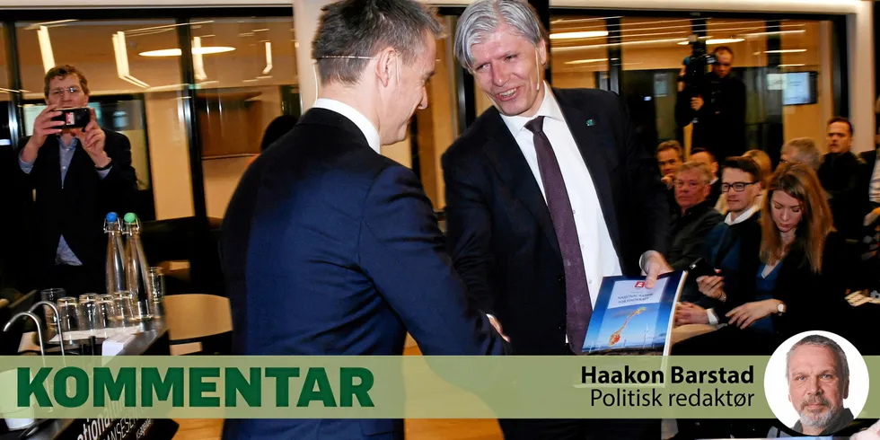 Daværende klima- og miljøminister Ola Elvestuen fra Venstre tok imot vindkraftmeldingen i 2019. Nå vil Elvestuen ta frem meldingen igjen.