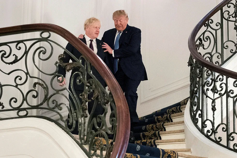 Donald Trump og Boris Johnson har svært forskjellige økonomiske oppskrifter for hvordan man skal sikre vekst og velstand for innbyggerne. Her fra G7 møtet i Frankrike høsten 2019.