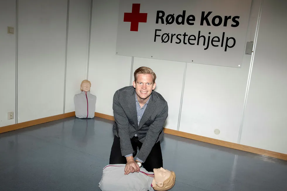 Administrerende direktør Fredrik Aasebø i Røde Kors Førstehjelp demonstrerer førstehjelp.