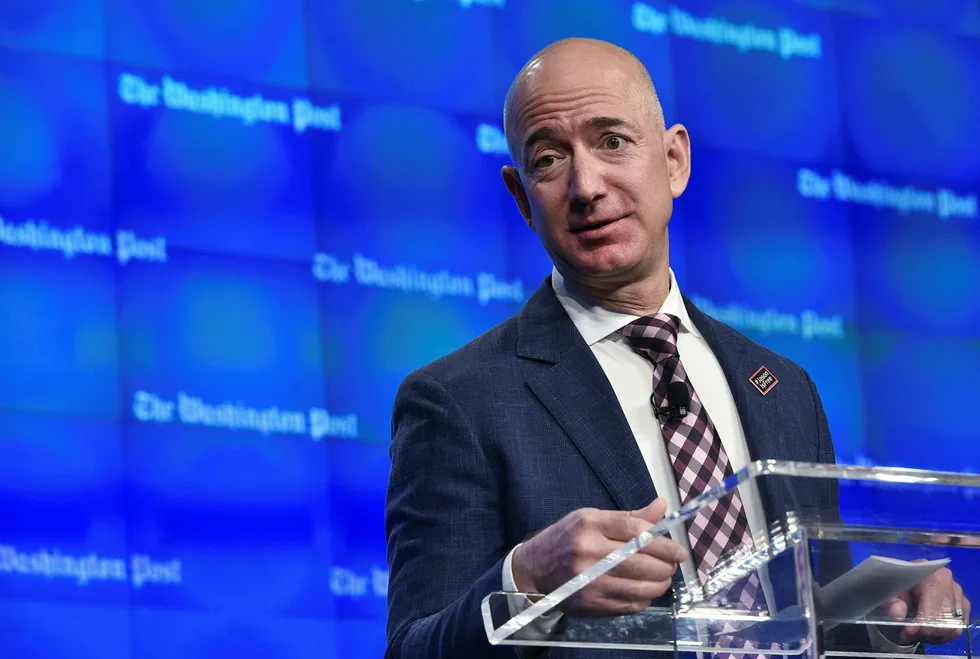 Amazon-gründer Jeff Bezos eier også Washington Post – og dette bildet er tatt under innvielsen av deres nye hovedkvarter i januar. Da var Bezos sin formue betydelig mindre – «bare» 72 milliarder dollar og nummer tre på Forbes liste over verdens rikeste. Foto: MANDEL NGAN