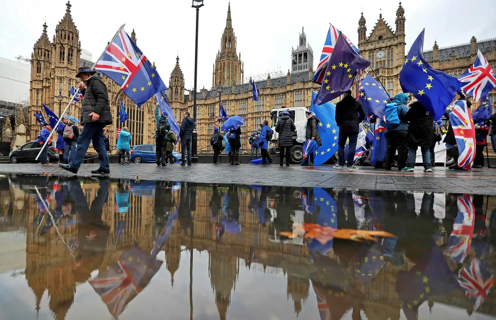 Demonstranter for og mot brexit vifter med britiske og EU-flagg utenfor Parlamentet i London.