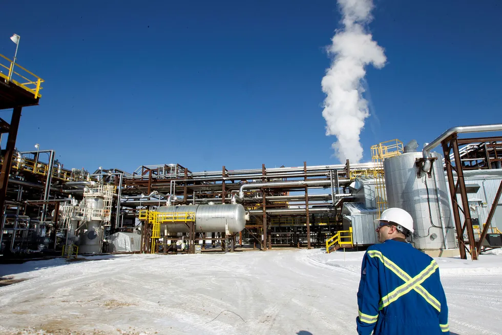 Statoil har investert rundt 100 milliarder kroner i Nord-Amerika. De selger siste rest fra oljesandvirksomheten i Canada, men blir sittende med en indirekte eierpost i et kanadisk selskap. Foto: Gorm Kallestad / Scanpix