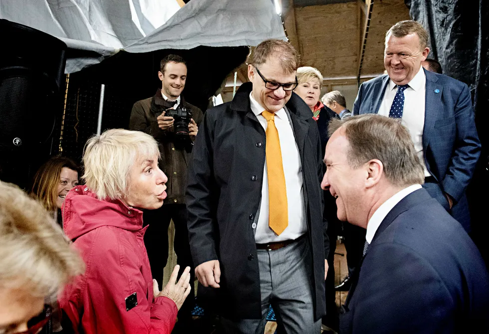 Finlands statsminister Juha Sipilä (i midten) går mot regjeringskrise. Her sammen med sin svenske kollega Stefan Löfven (foran til høyre) og Norges Erna Solberg. Foto: Marit Hommedal/NTB Scanpix