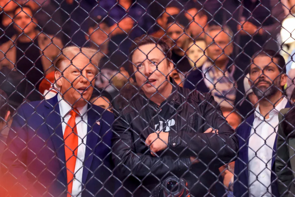 Donald Trump, Elon Musk og Donald Trump Jr. (til høyre) ledet en stor delegasjon i forbindelse med UFC 309 i Madison Square Garden. Musk og Robert F. Kennedy jr. forsøker å påvirke valget av ny finansminister.