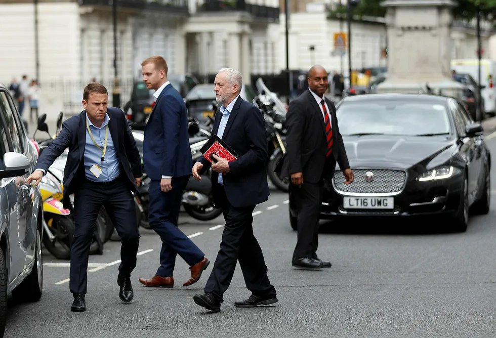 Partileder Jeremy Corbyn i arbeiderpartiet Labour, puster statsminister Theresa May i nakken, ifølge meningsmålingene. 8. juni går britene til urnene. Foto: Peter Nicholls/Reuters/NTB Scanpix