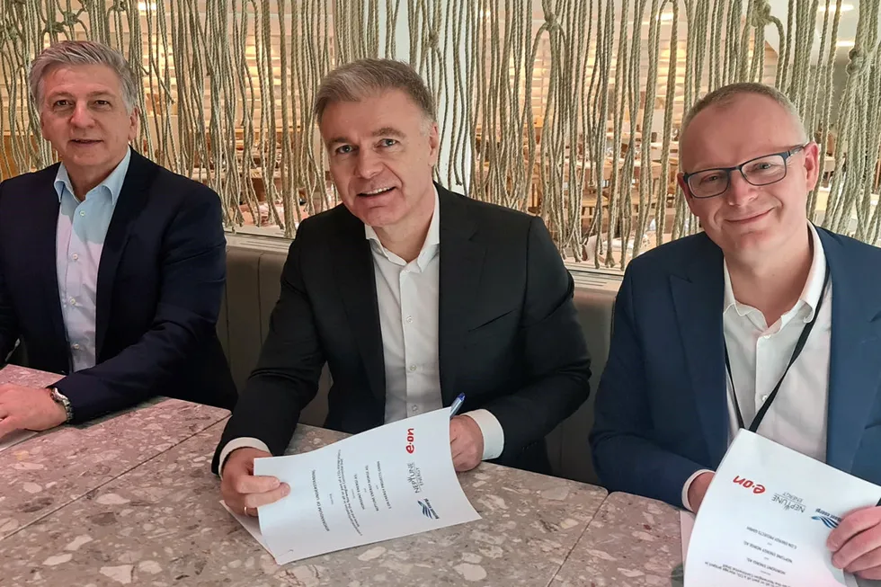 Signing up: E.ON Energy Projects head of international business and project development Jan Kurrelvink (left), Neptune’s UK and Norway managing director Odin Estensen (centre) and Horisont chief executive Bjorgulf Haukelidsaeter Eidesen (right).