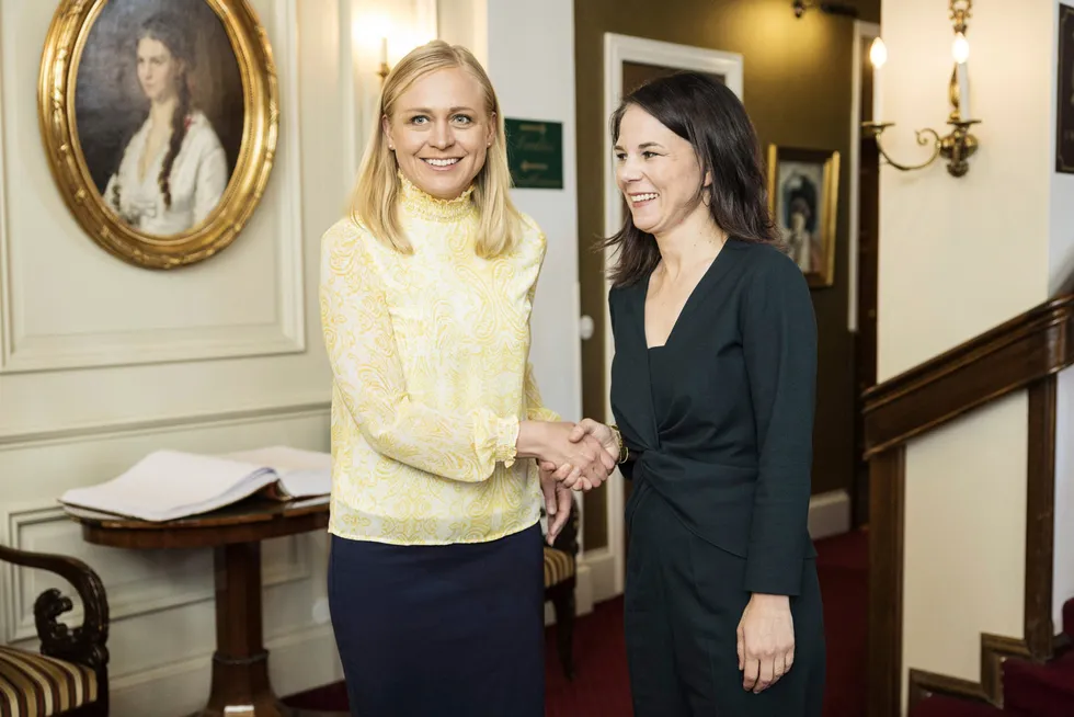 Tysklands utenriksminister Annalena Baerbock (til høyre) og Finlands utenriksminister Elina Valtonen er dypt bekymret, ifølge en felles uttalelse om kabelbruddet. Her er de to under et urelatert møte i Finland i sommer.