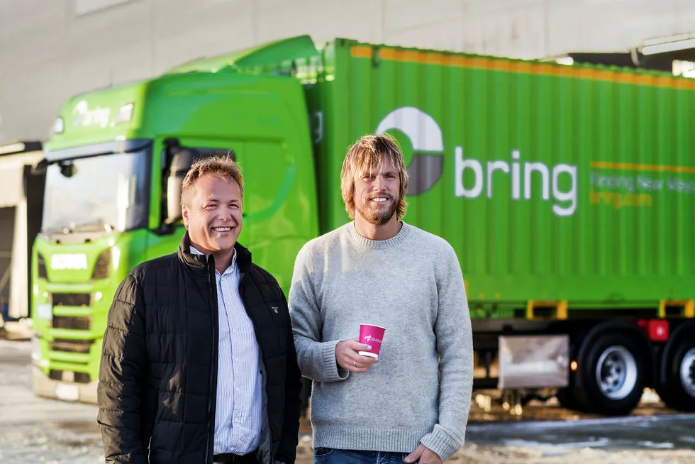 Logistikksjef Thor Molle (til venstre) og eier Einar Øgrey Brandsdal i Brandsdal Group har signert kontrakt verdt 300 millioner kroner med Posten-eide Bring.