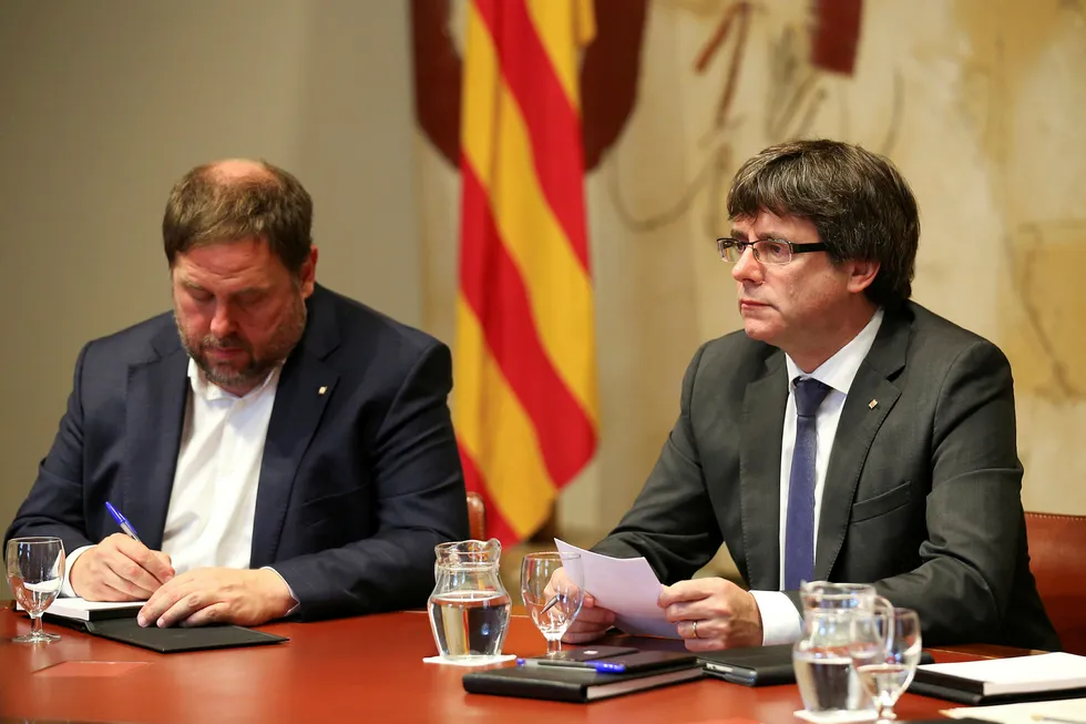Catalnias president Carles Puigdemont (H) og visepresident Oriol Junqueras er tilstede på et ekstraordinært regjeringsmøte i Barcelona dagen etter den omstridte folkeavstemningen. REUTERS/Albert Gea Foto: ALBERT GEA/Reuters/NTB Scanpix.