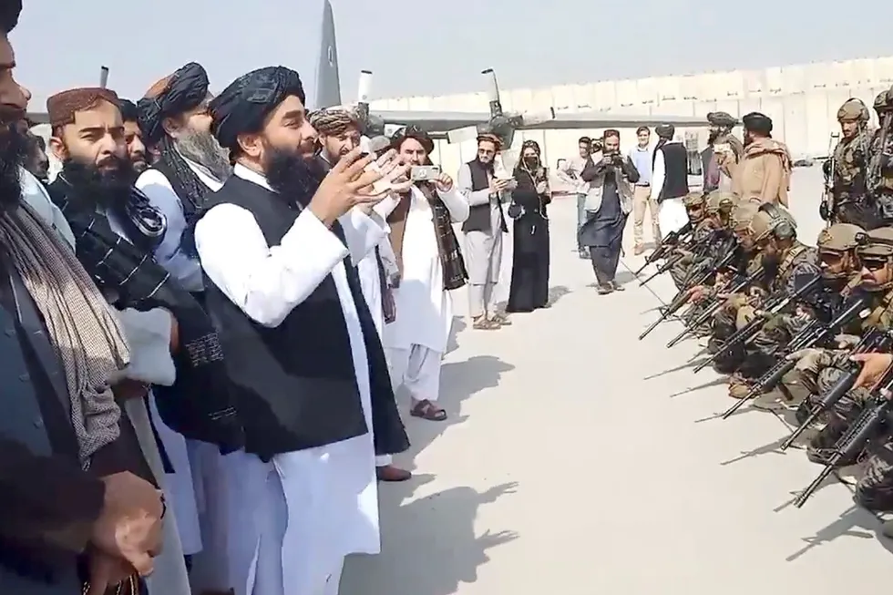 Talibans talsmann Zabihullah Mujahid taler til militærenheten Badri 313 etter å ha overtatt kontrollen over flyplassen i Kabul 31. august. Bildet er tatt av Talibans fotograf.