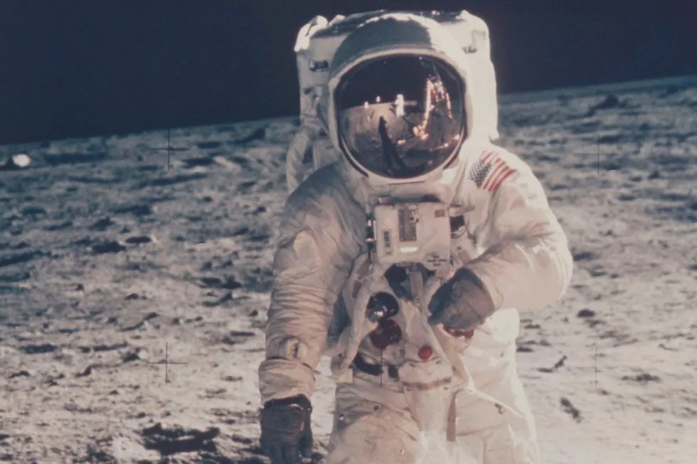 I hvilket år satte Neil Armstrong foten på månen som første menneske noensinne?