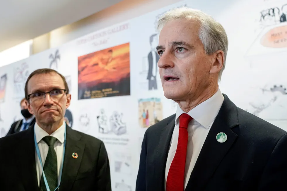 Klima- og miljøminister Espen Barth Eide (til venstre) og statsminister Jonas Gahr Støre deltok på klimatoppmøtet COP26 i Glasgow i fjor høst. De vil øke norsk oljeproduksjon, men samtidig redusere etterspørselen. Det vil gi lav oljepris, viser studie fra IMF.