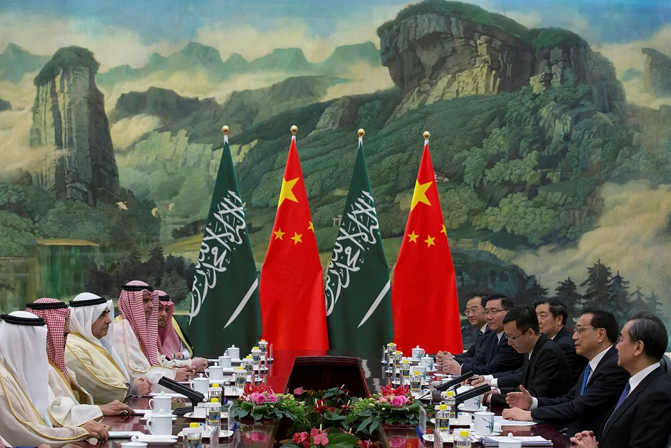 Kinas statsminister Li Keqiang og ministre møtte Saudi Arabias Kong Salman bin Abdulaziz Al Saud i Folkets store hall på fredag - en dag etter det ble inngått avtaler på 65 milliarder dollar mellom de to landene. Foto: Lintao Zhang/Reuters/NTB Scanpix