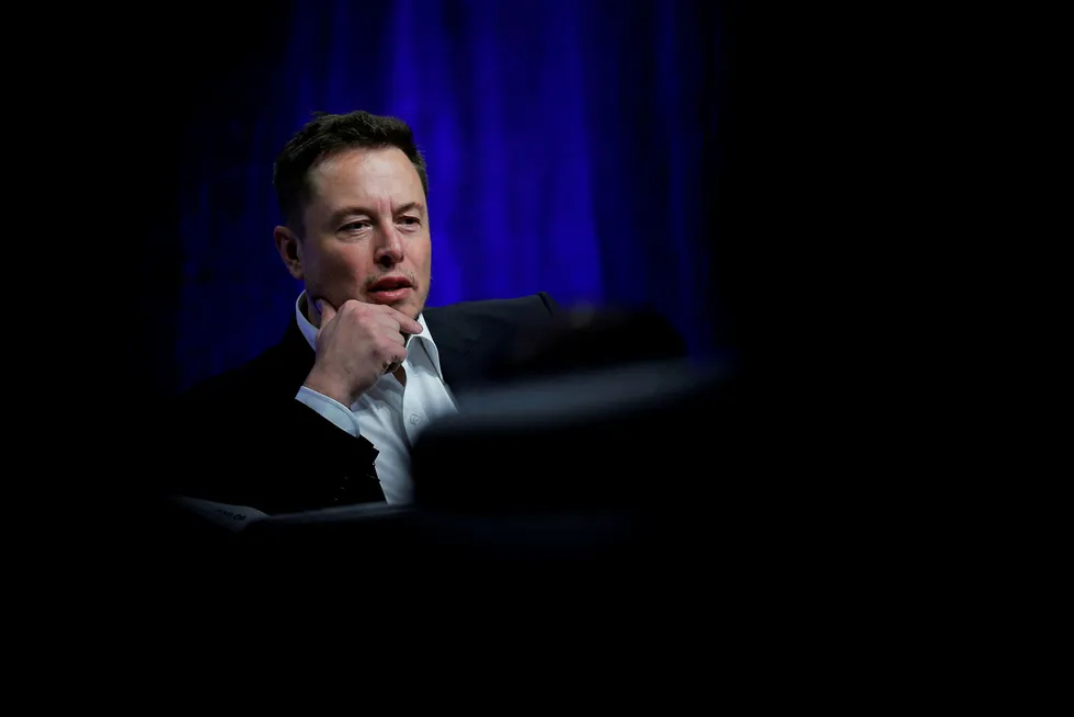Elon musk bidro nylig til et kraftig fall i Tesla-aksjen, etter at han røyket marihuana på showet til en komiker. Nå har han bidratt til et nytt fall.
