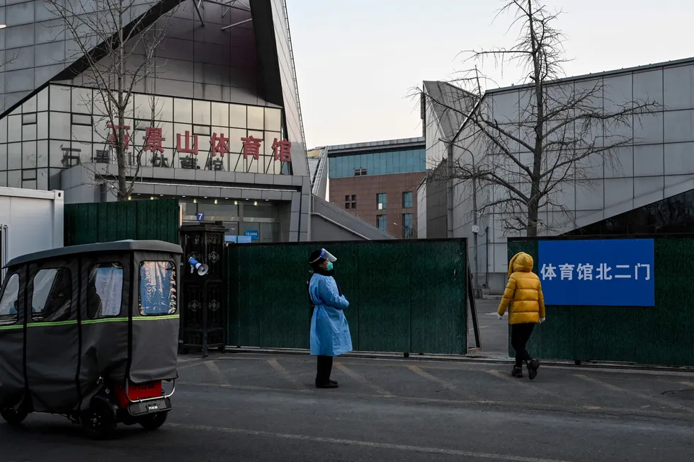 Det bygges midlertidige helseklinikker i blant annet Beijing i forbindelse med den siste smittebølgen. Den økonomiske aktiviteten i Kina kuttes mot slutten av året.