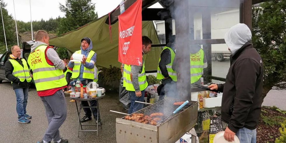 Streikene polske arbeidere ved Sekkingstad på Skaganeset, Sotra.Foto: Nils Torsvik