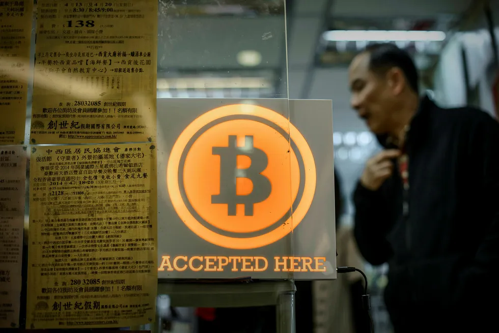 Den digitale valutaen bitcoin er blitt svært populær i Kina og Hong Kong. Det er mulig å betale med bitcoin ved enkelte kjøpesentre, butikker og barer i Asia. Den siste uken har kursen falt med over 33 prosent. Foto: Philippe Lopex/AFP/NTB Scanpix