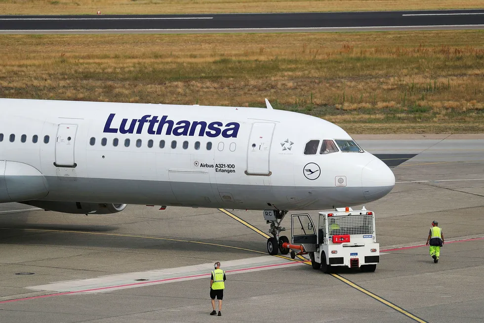 – Vi er fast bestemt på å bevare 100.000 av Lufthansas 130.000 nåværende stillinger. Selv om vi ikke har nok arbeid for en arbeidsstyrke på den størrelsen, skriver Lufthansa til nyhetsbyrået AFP.