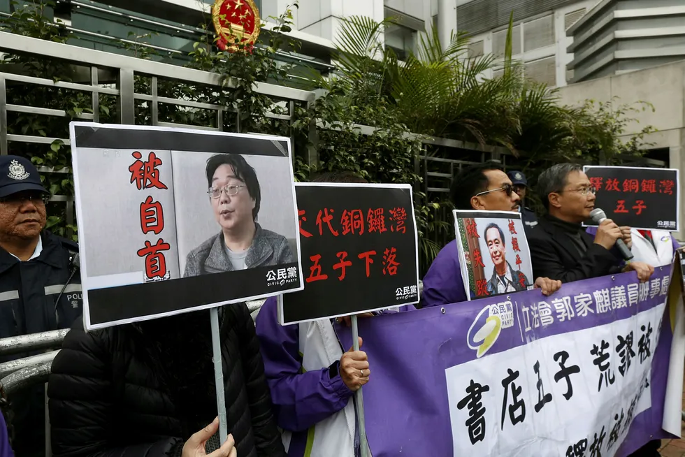 Den fengslede svenske forleggeren Gui Minhai er dømt til fengsel i ti år i en kinesisk domstol i byen Ningbo etter å ha sittet fengslet siden 2015. Her fra en støttedemonstrasjon i Hongkong i 2016.