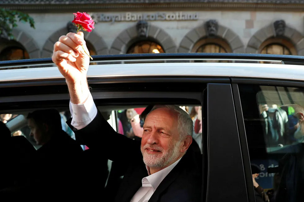 Ingen tviler på Labour-leder Jeremy Corbyns hjertelag, men han sliter stadig med å overbevise om at han er statsministermateriale. Foto: Russell Cheyne/Reuters/NTB Scanpix