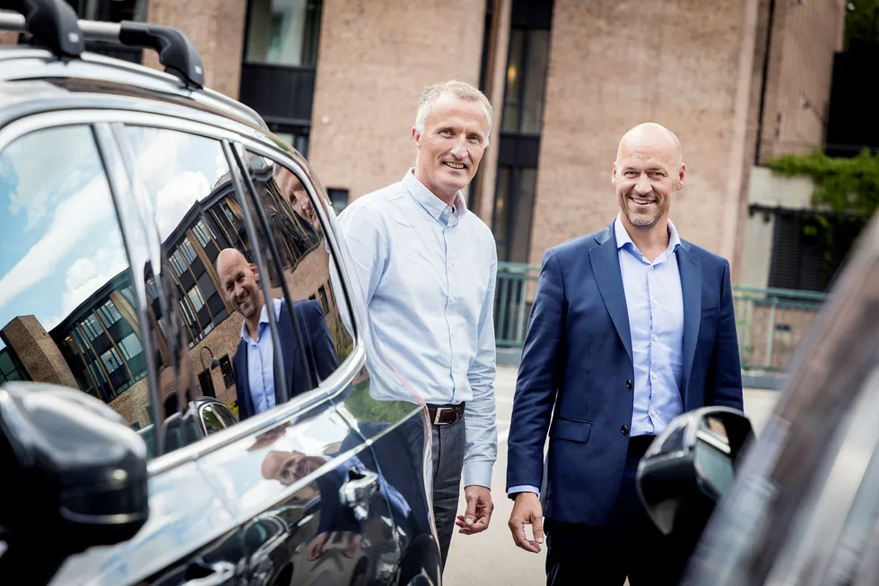 Nordisk CEO Michael Hvidsten (til høyre) og ny nordisk it-direktør Helge Mothes i Santander lanserer ny finansiering av bil.
