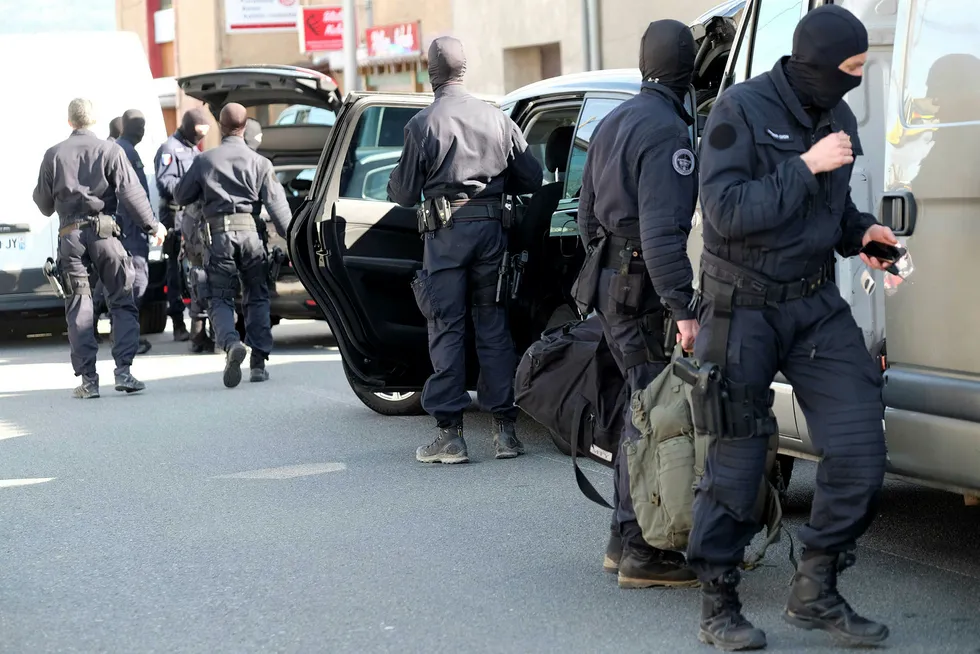 Fransk politi utenfor supermarkedet i Trebes, der gisseldramaet utspant seg fredag. Foto: AFP PHOTO / ERIC CABANIS