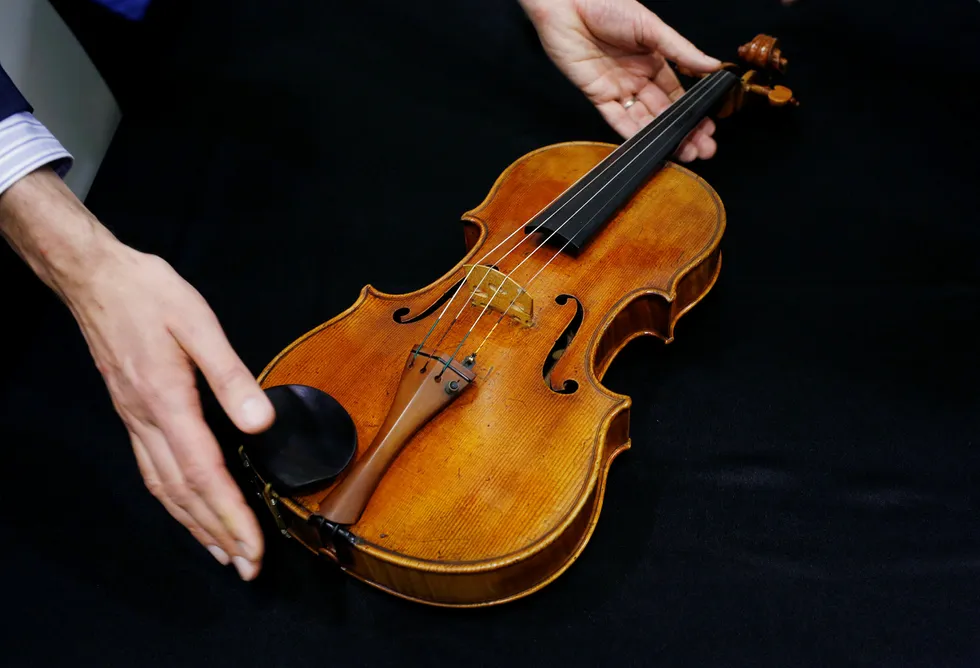 Ingen har de 300 siste årene klart å lage like gode fioliner som Stradivarius på 1700-tallet. På bildet en sjelden Stradivarius fra 1719 kalt «Macdonald», som ble forsøkt solgt for 45 millioner dollar på en Sotheby's-auksjon i 2014 – uten hell. Foto: Kin Cheung/AP photo/NTB scanpix