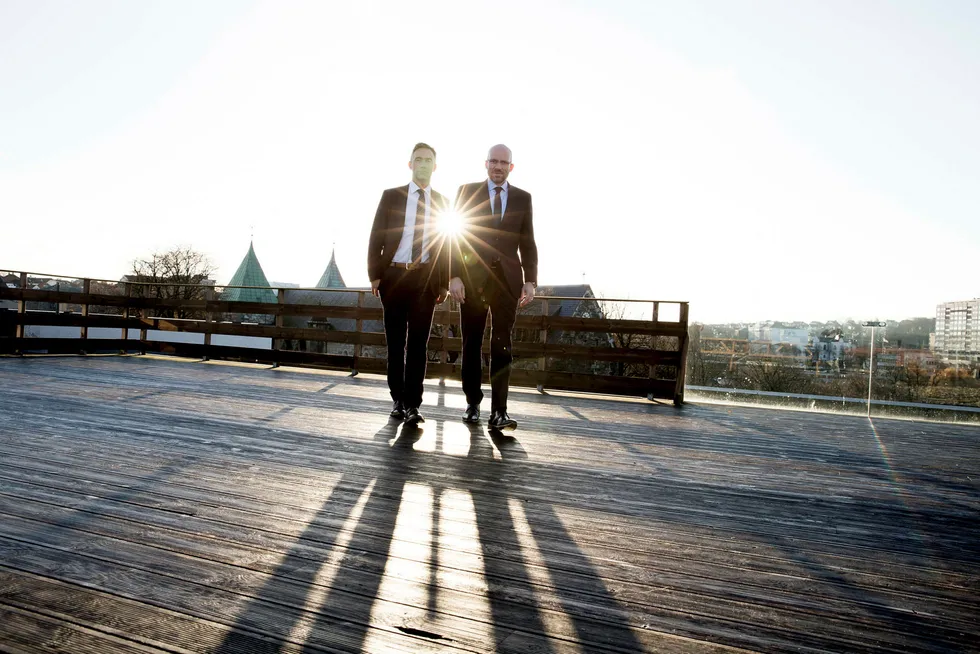 Øyvind Schanke (til høyre) går fra toppjobb i Oljefondet i London til å bli ny sjef i Skagenfondene. Her sammen med styreleder Henrik Lisæth på takterrassen i Stavanger sentrum. Foto: Tommy Ellingsen