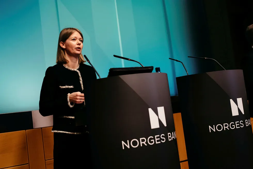 Ida Wolden Bache, leder for pengepolitisk avdeling i Norges Bank, forteller at stadig flere bedrifter rapporterer om kapasitetsproblemer i oljeindustrien. Foto: Fartein Rudjord