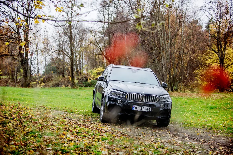 Hybridversjonen av BMW X5 er en behagelig bil, men litt for mange kompromisser går ut over sjarmen. Foto: Thomas Haugersveen