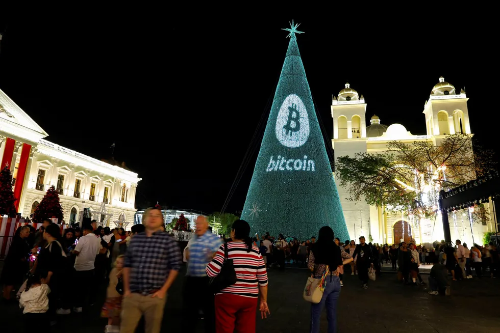 Et bitcoin-inspirert juletre er på plass i San Salvador i El Salvador. El Salvador var det første landet i verden til å gjøre bitcoin til lovlig betalingsmiddel i 2021.