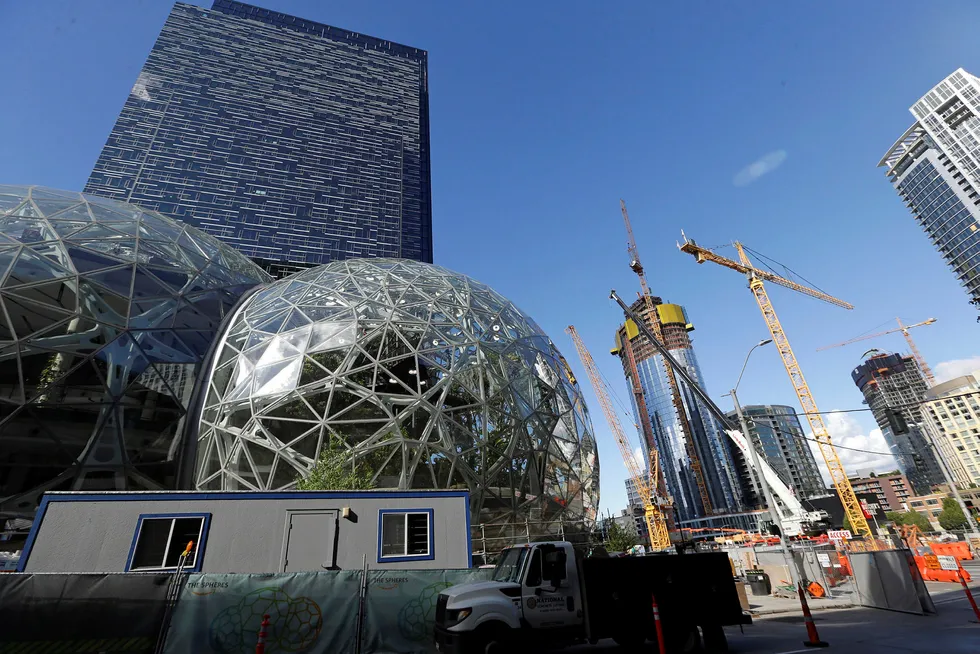 Amazon planlegger å bygge et hovedkvarter nummer to. Deres første er i Seattle, der selskapets vekst har sørget for massive utbygginger i mange år, som disse glasskulene. Foto: Elaine Thompson