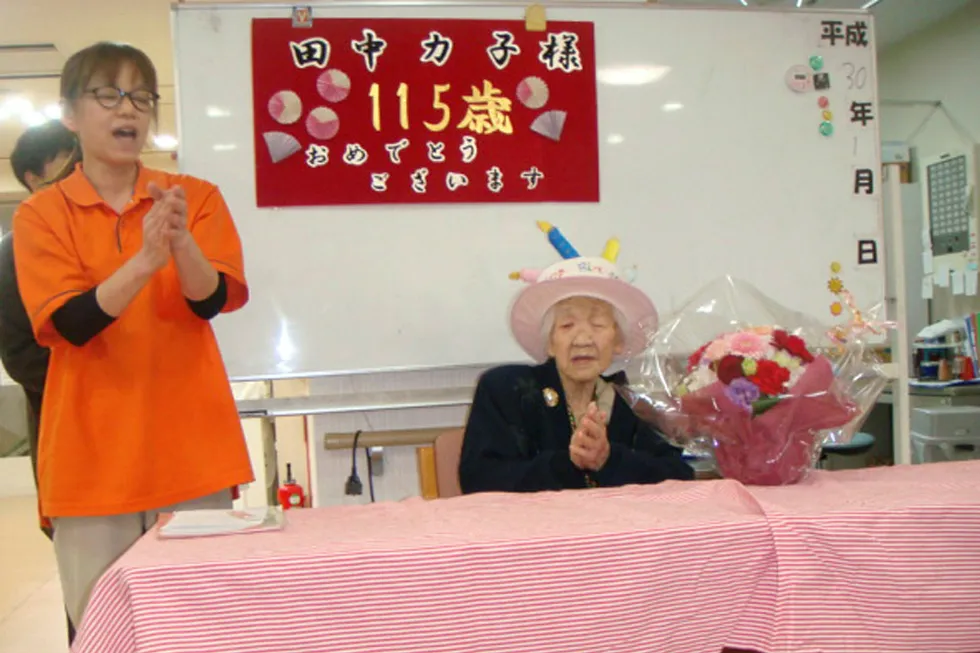 Antall personer i Japan som er eldre enn 100 år øker kraftig. På bildet feires 115-årsdagen til Kane Tanaka (til høyre) i januar i år. Tanaka er verdens eldste nålevende person.