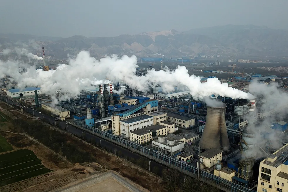 Kull må fases omtrent helt ut innen 2050 hvis verden skal holde den globale oppvarmingen under 1,5 grader, ifølge FNs klimapanel. Her stiger røyken opp fra en fabrikk som foredler kull, i Kinas Shanxi-provins i 2019.