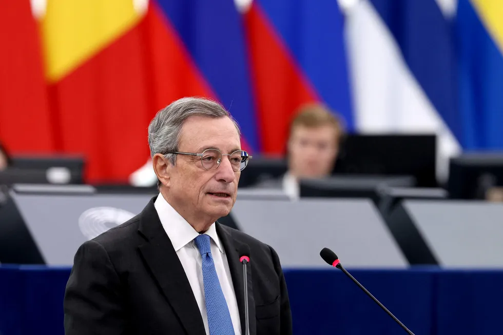 Strenge rapporteringskrav vil ifølge Mario Draghi (bildet) svekke europeiske selskapers konkurranseevne, skriver kronikkforfatteren.