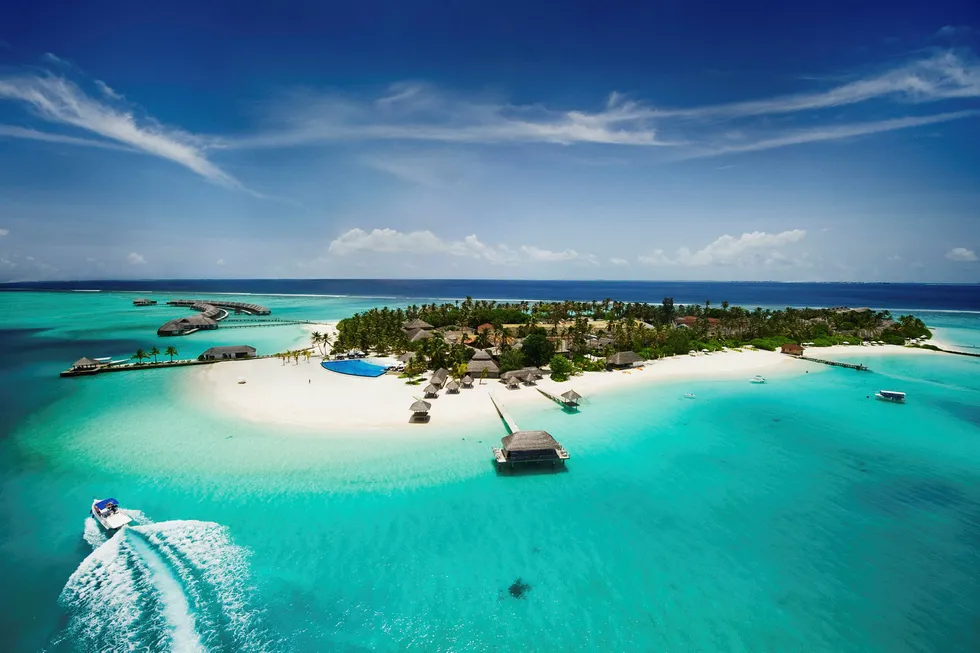 Når et ferieparadis av en eksotisk stillehavsøy, for eksempel Maldivene(bildet), Tuvalu eller Kiribati, blir ubeboelig på grunn av saltinntrenging i øyas ferskvannskilder, sier havrettens regler at retten til økonomisk sone og kontinentalsokkel rundt øya faller bort.