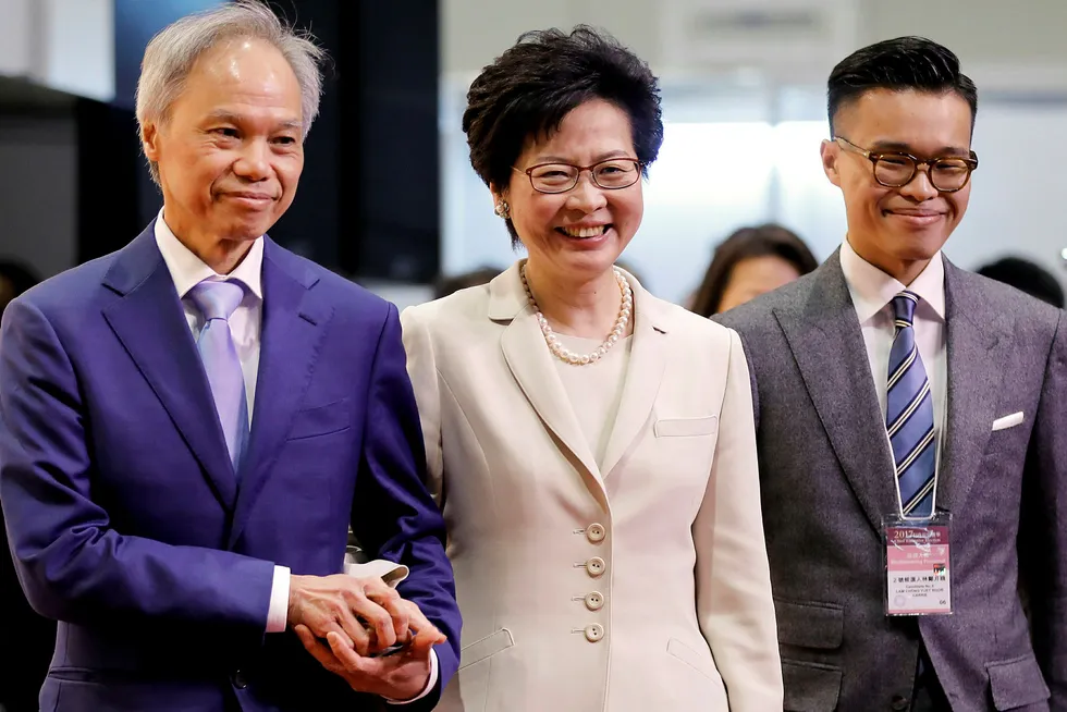 Carrie Lam og hennes mann etter at hun vant valget som ny Hong Kong-leder. FOTO: REUTERS/Tyrone Siu/NTB Scanpix