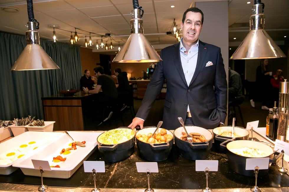 Morten Malting, direktør for mat og drikke i Scandic hotels, veier og sjekker tallerkenene som står igjen etter frokostgjestene for å kaste mindre mat. Foto: Elin Høyland