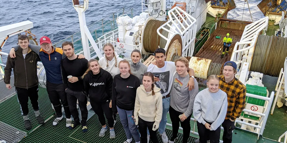 Studentene fra universitetet i Tromsø hadde maksimal flaks med et høyst reelt sildeinnsig på Kvænangen til bruk i sine målinger og beregninger. Her er studentene samlet om bord på «Helmer Hanssen», med tråldekket i bakgrunnen.