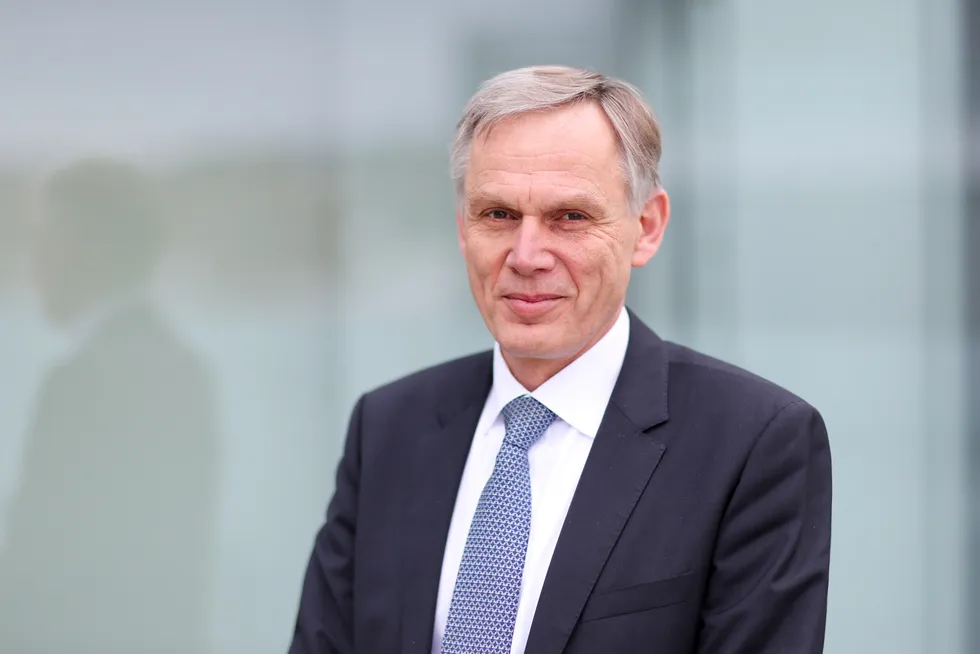 Henning E. Jensen måtte gå som sjef for Kongsberg Automotive i 2020. Siden har han kranglet med selskapet om sin sluttavtale.