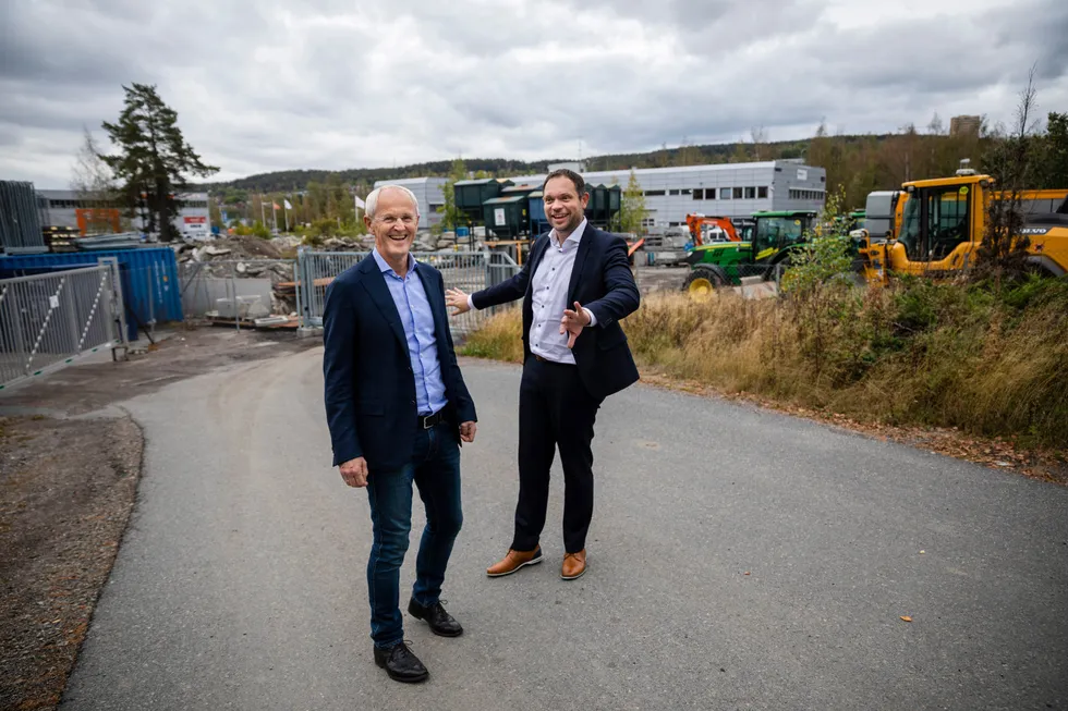 Everfuel-sjef Jacob Krogsgaard (til høyre) og Helge Skaarberg Holen på Alnabru-tomten hvor den første fyllestasjonen for tungtransport skal komme.