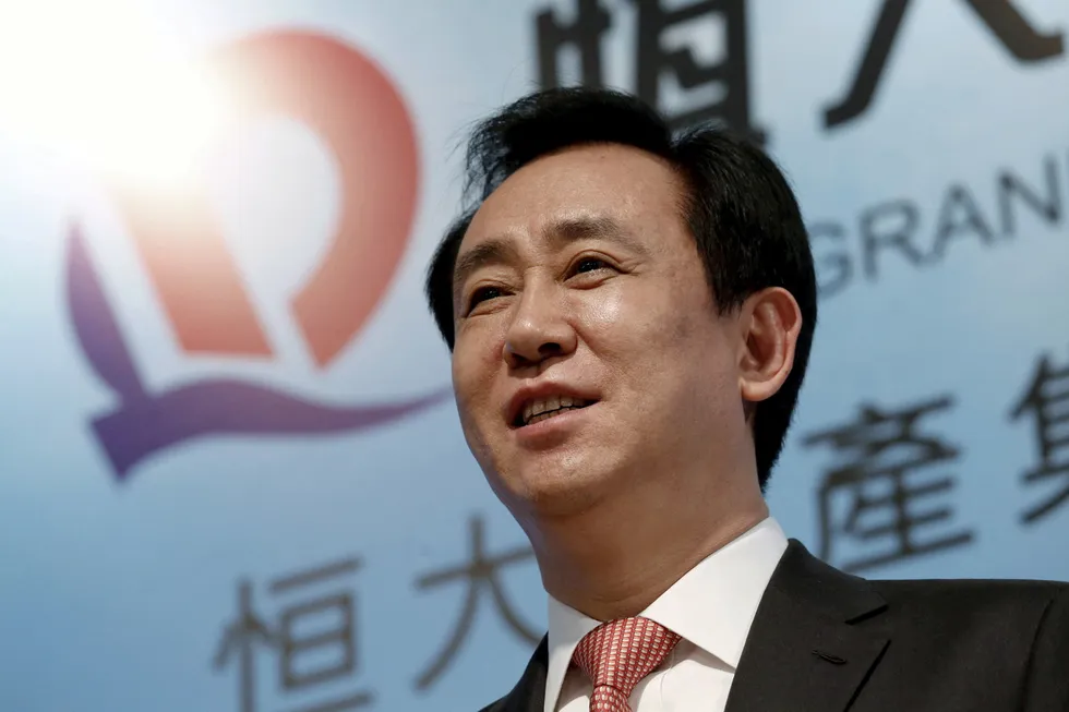 Styreformann Hui Ka Yan hos China Evergrande er under etterforskning for kriminelle handlinger, bekrefter selskapet. Ifølge Bloomberg er han i husarrest. Evergrande har bedt om å bli midlertidig suspendert fra handel ved Hongkong-børsen. Bildet er fra en pressekonferanse i 2016.