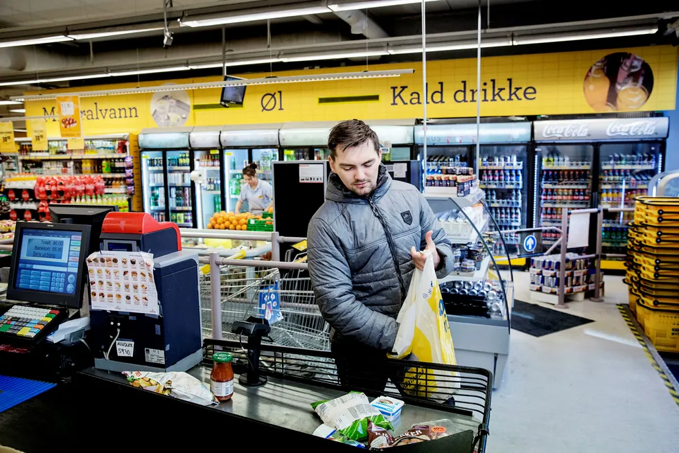 Sondre Halvorsen tror han vil redusere plastposeforbruket hvis det blir en avgift på over to kroner. Foto: Fredrik Bjerknes