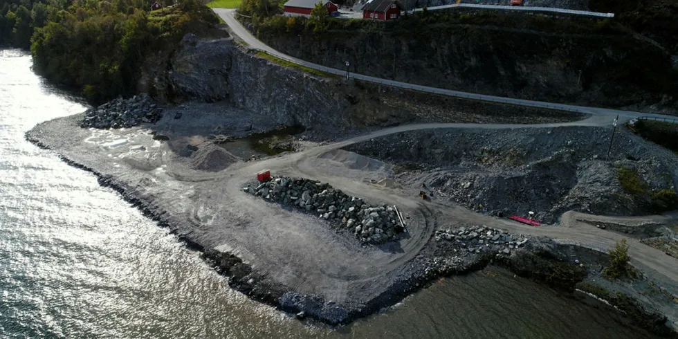 Alsaker Fjordbruk skal byggje nytt postsmoltanlegg på Onarheim. Planeringa av området har gårr føre seg sidan 2017.