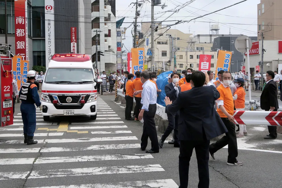 Folk i gatene etter at det ble hørt skudd i Nara, vest i Japan fredag. Japans tidligere statsminister Shinzo Abe skal ha fått hjertesvikt etter å ha blitt skutt under en tale, opplyser Japans rikskringkasting, NHK, fredag.
