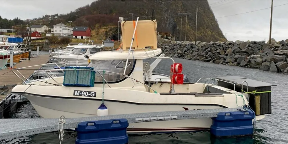 Badeplattformen på «Elise» der det opprinnelig var en leider før oppbevaringskassen ble montert.Statens havarikommisjon påpeker at fiskeren som omkom ikke hadde mulighet til å ta seg om bord i båten igjen da han falt i sjøen, nettopp på grunn av manglende leider.