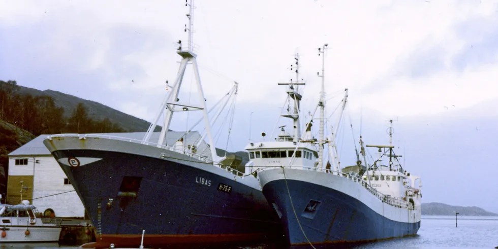 Liegruppens Libas nummer to, flankert av det som var den første Libas, en ombygget hvalfangstskute. I 1980 var hun for lengst solgt, men er etter alle solemerker på et sjeldent besøk. Fartøyene ble fotografert av Bernt Sortland i romjulen 1980 på Liaskjæret på Sotra.