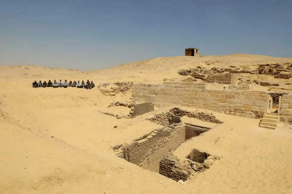 Arkeologer i Egypt har funnet et gravkammer som de mener er rundt 4.500 år gammelt. Foto: AP / NTB scanpix