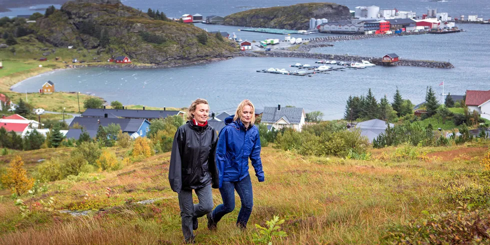 Søstrene Aino og Maria Olaisen arvet oppdrettskonsernet Nova Sea da far og gründer Steinar Olaisen døde. De har siden vært opptatt av lokal forankring og verdien av å beholde arbeidsplasser og folk på vesle Lovund.